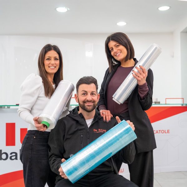 Team De Iuliis Imballaggi con bobine di film estensibile industriale utilizzate per la stabilizzazione dei pallet e la protezione delle merci nei processi di imballaggio professionale destinati ad aziende logistiche e produttive